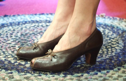 DEAD STOCK 40'S～ Selby PUNCHING LEATHER PEEP TOE RIBBON PUMPS(BRN)
