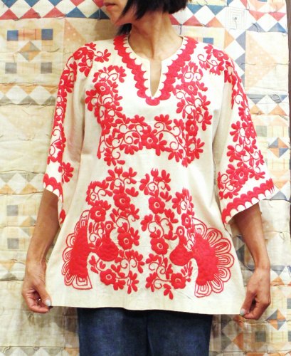 VINTAGE FLOWER EMBROIDERED BELL SLEEVE TUNIC TOPS (O.WHT/RED)