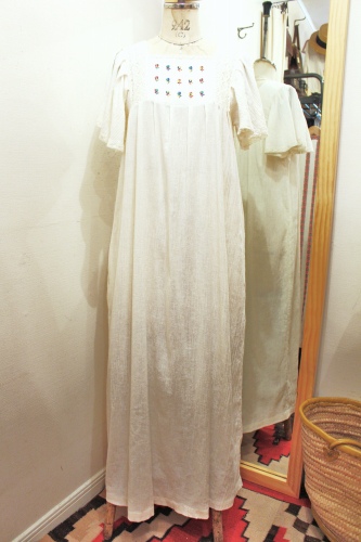 70'S～ FLOWER EMBRIDERED TUNIC MAXI DRESS (O.WHT)