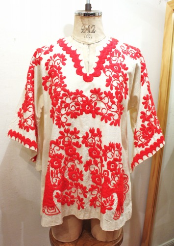 VINTAGE FLOWER EMBROIDERED BELL SLEEVE TUNIC TOPS (O.WHT/RED)