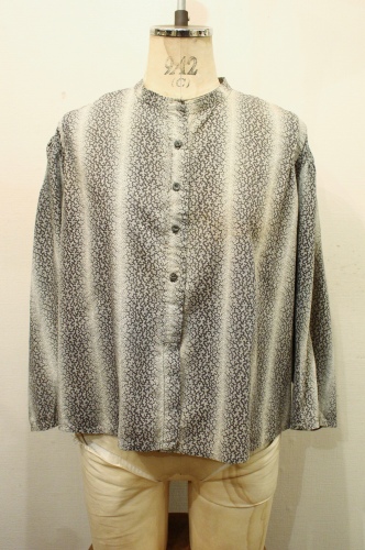 ANTIQUE 10'S～ COLLARLESS COTTON PRINTED BLOUSE (WHT/BRN)